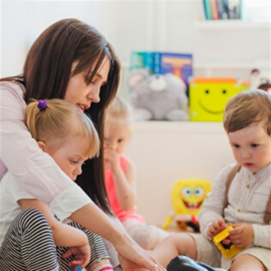 AUXILIAR DE CRECHE E BERÇARISTA